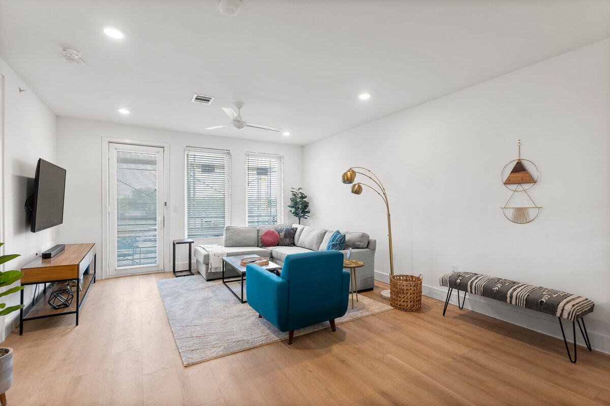 Modern Condo Near Airport + East Austin Bars