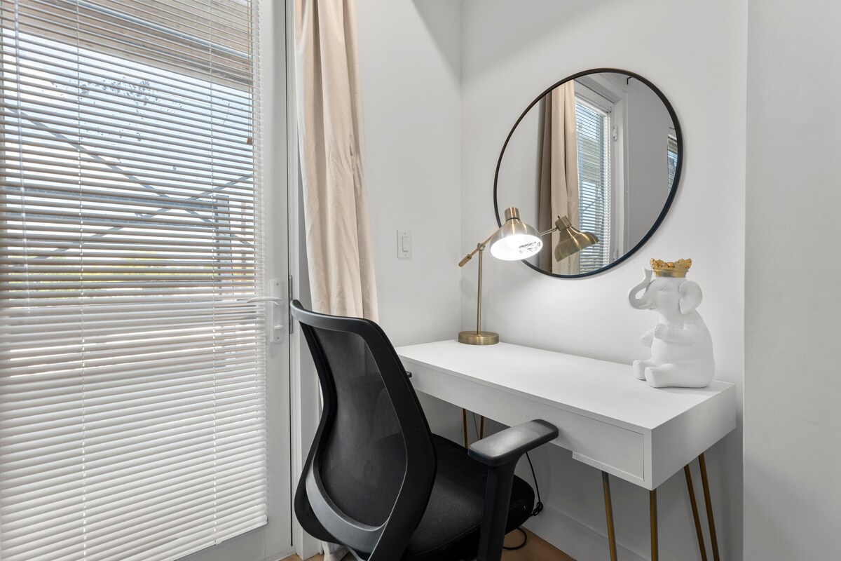 Modern Condo Near Airport + East Austin Bars