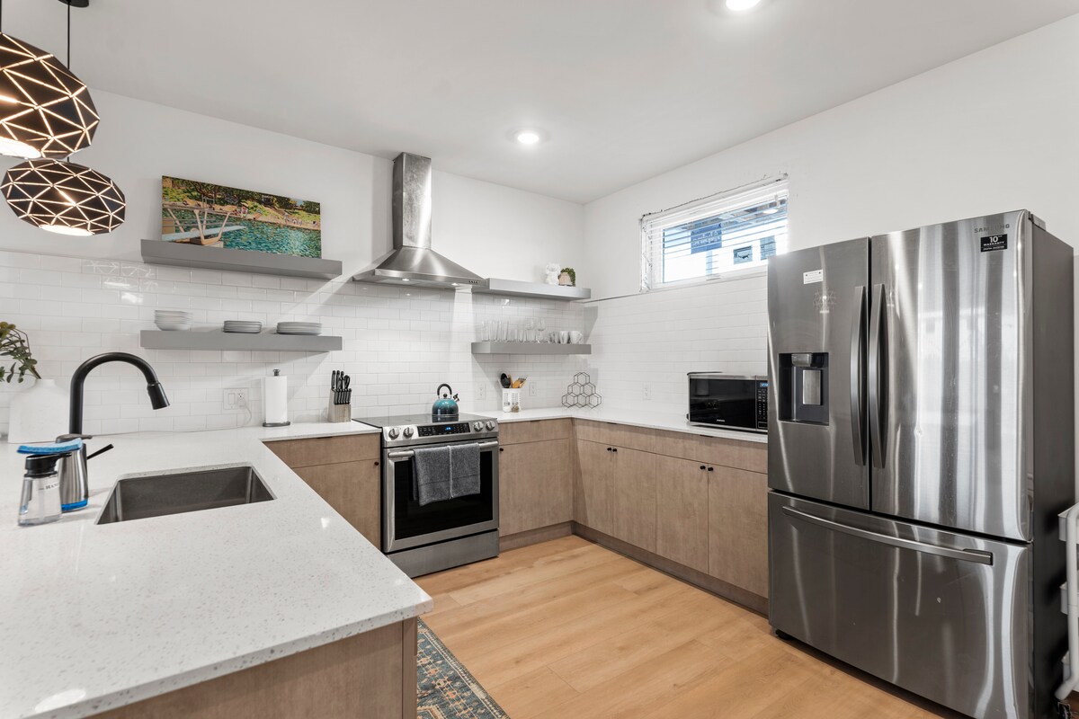 Modern Condo Near Airport + East Austin Bars