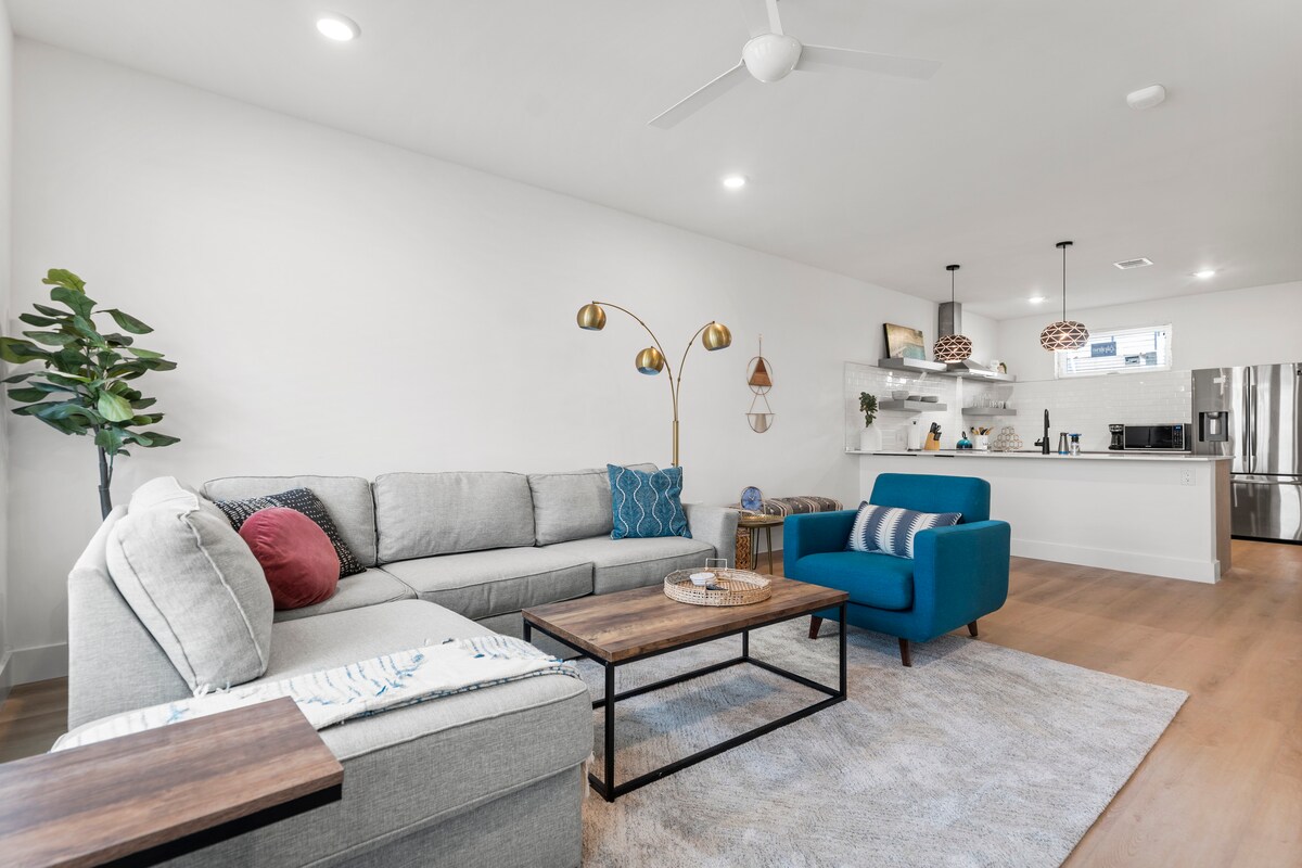 Modern Condo Near Airport + East Austin Bars