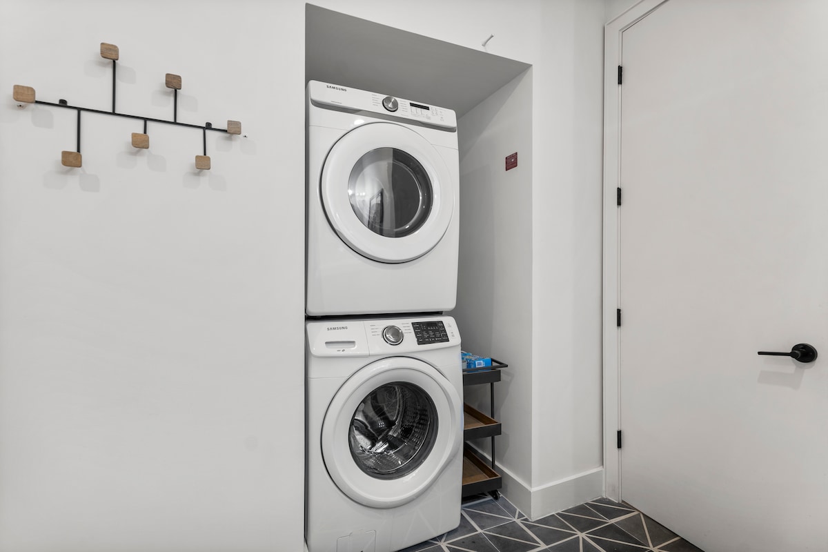 Modern Condo Near Airport + East Austin Bars