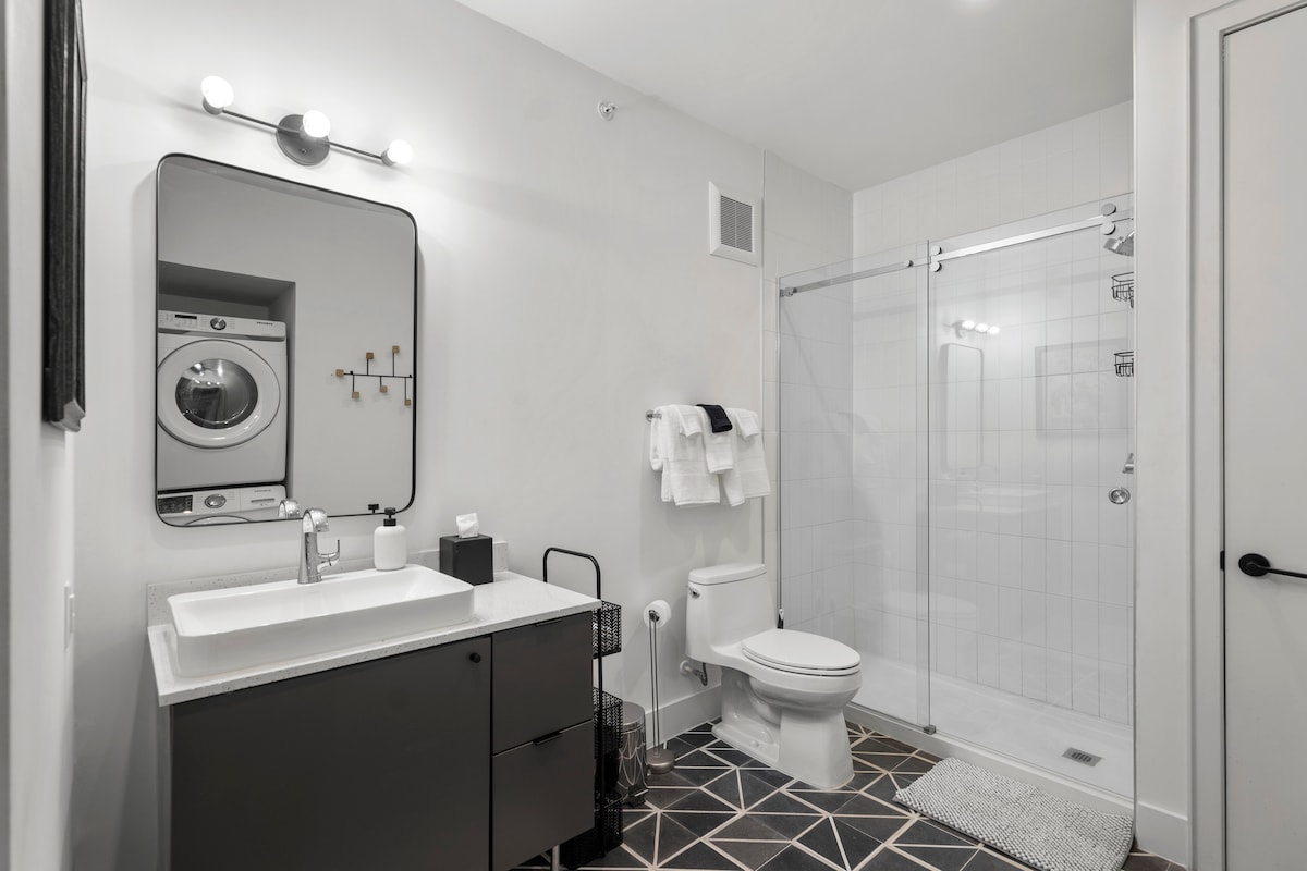 Modern Condo Near Airport + East Austin Bars