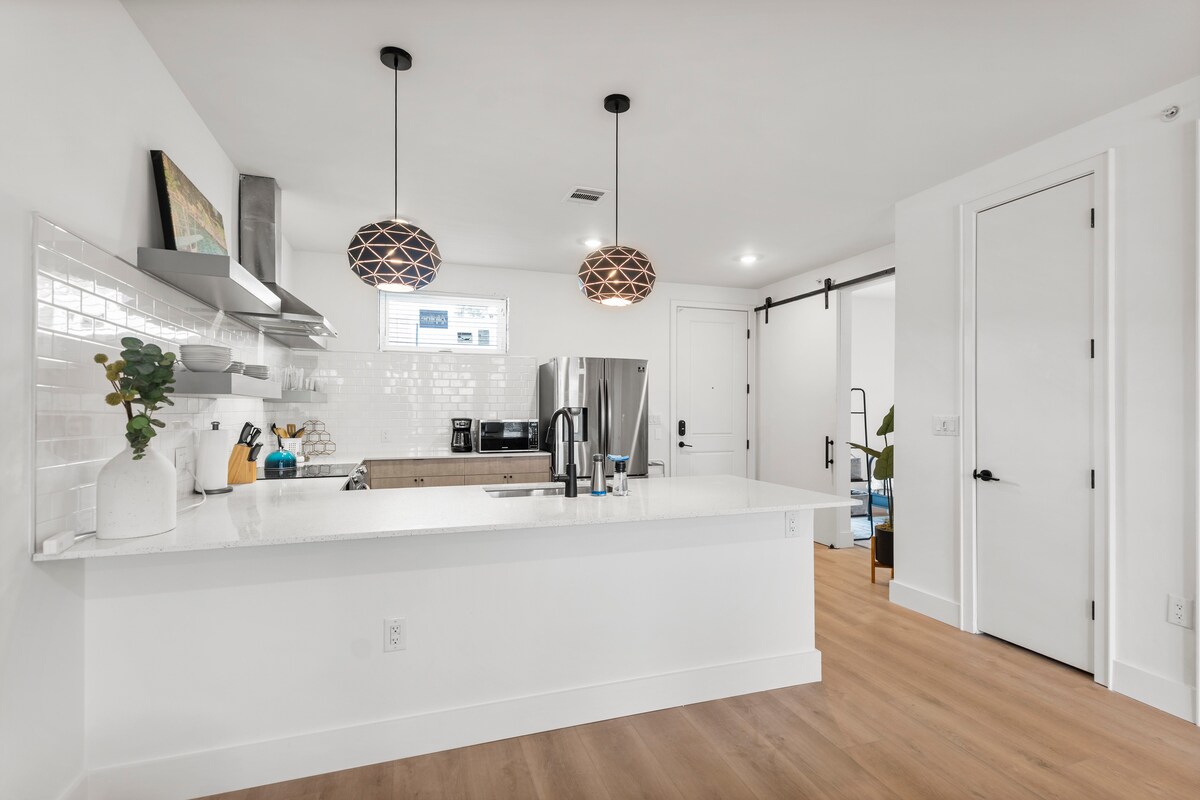 Modern Condo Near Airport + East Austin Bars