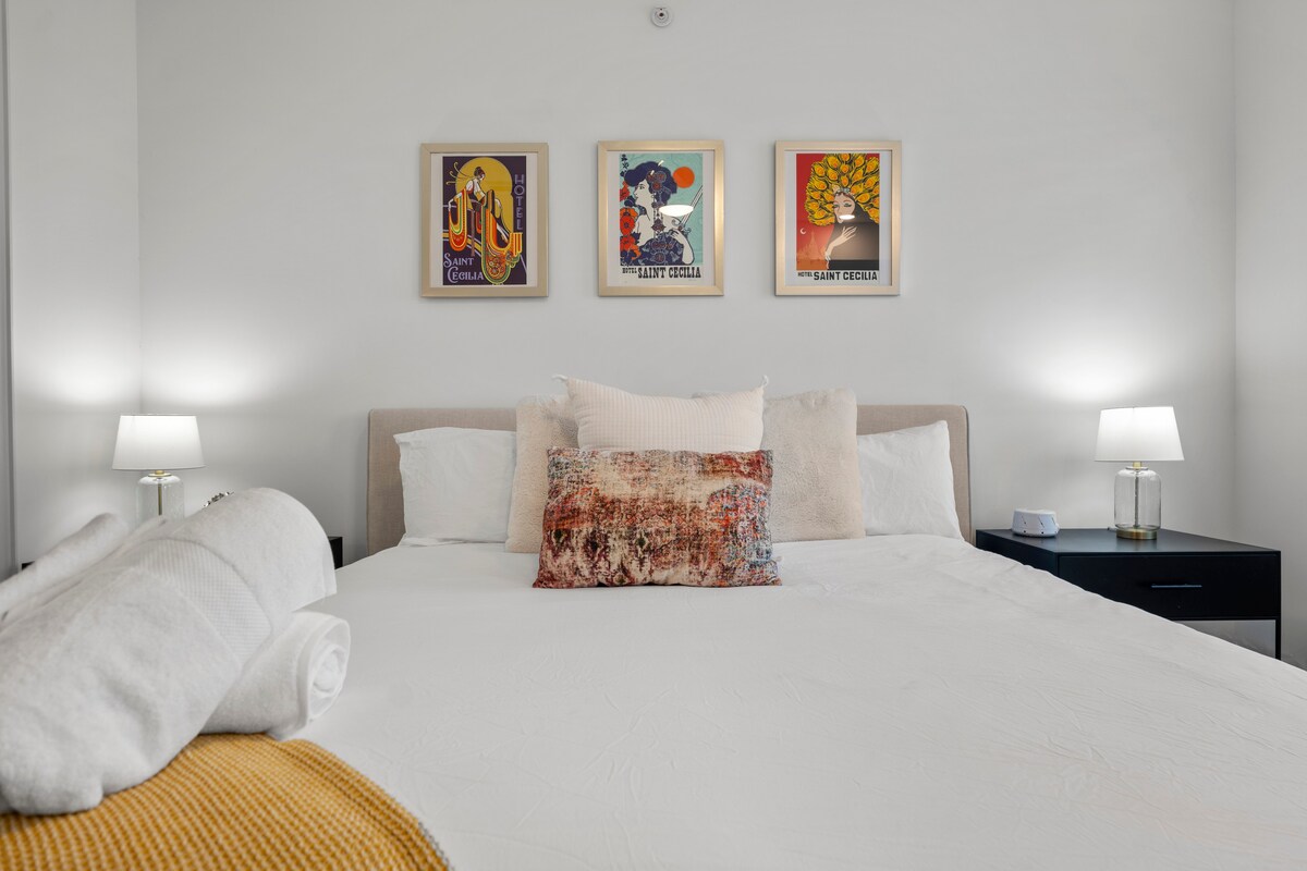 Modern Condo Near Airport + East Austin Bars