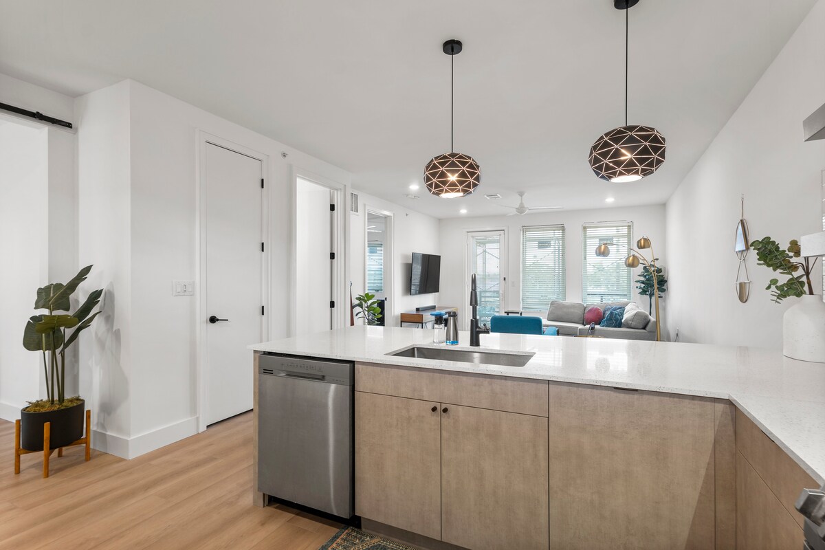 Modern Condo Near Airport + East Austin Bars