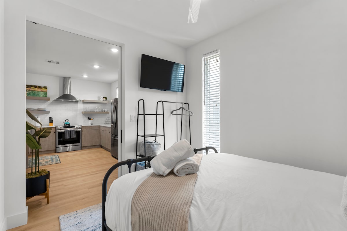 Modern Condo Near Airport + East Austin Bars