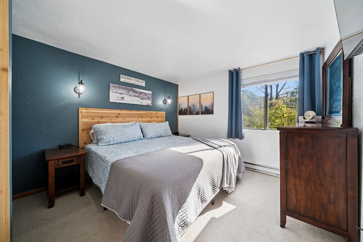 Master Bedroom (King Bed):
Stretch out and relax in this cozy king bed — perfect after a day on the slopes or hiking trails.

Also includes: Smart TV, blackout curtains, linens, dresser, and closet space. During the summer months, window A/C unit.