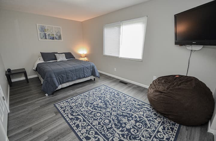 Letto matrimoniale con Smart TV e Roku per lo streaming 