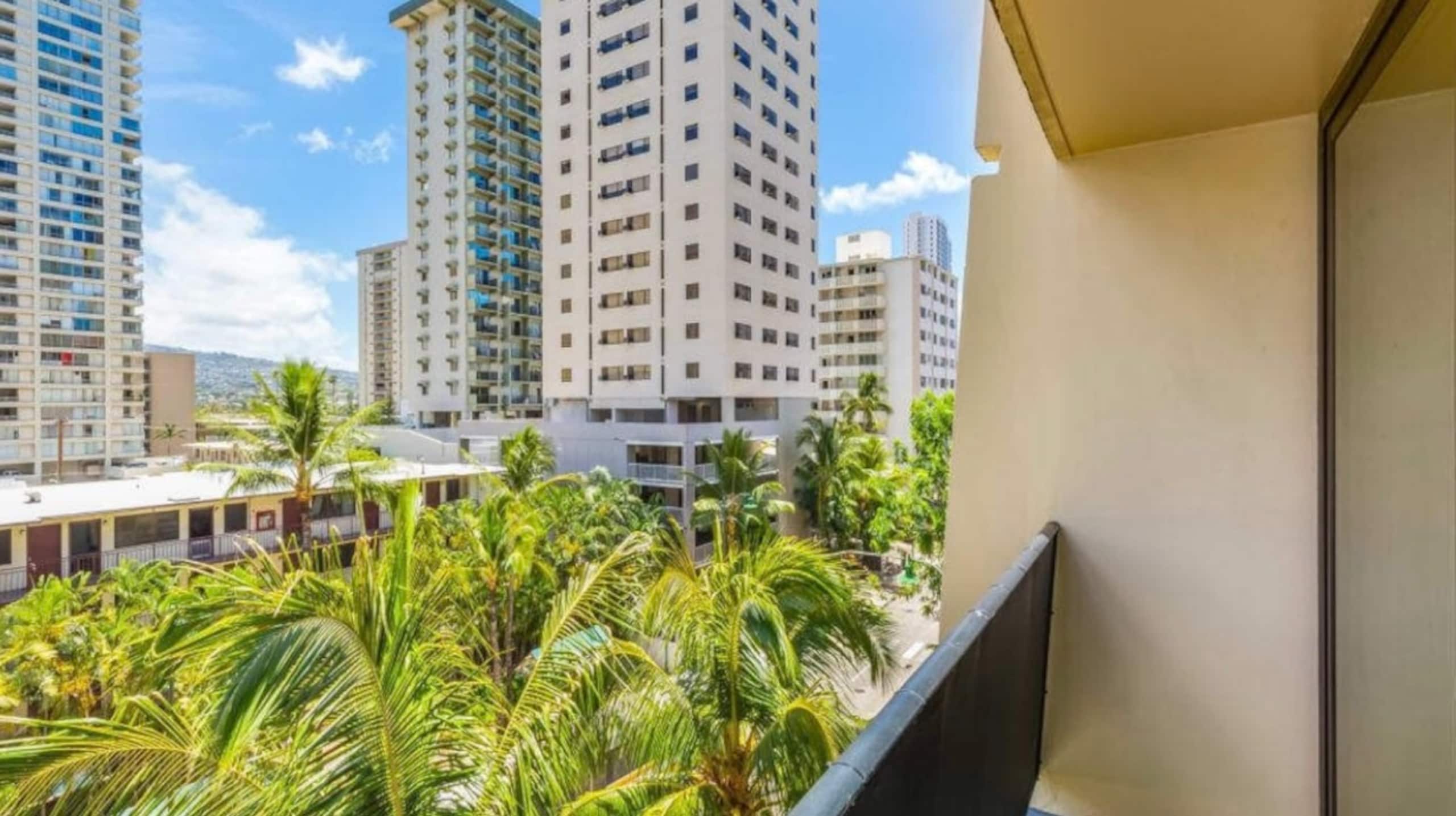 Condo in Honolulu · ★4.5 · Studio · 2 beds · 1 private bath - Image 30
