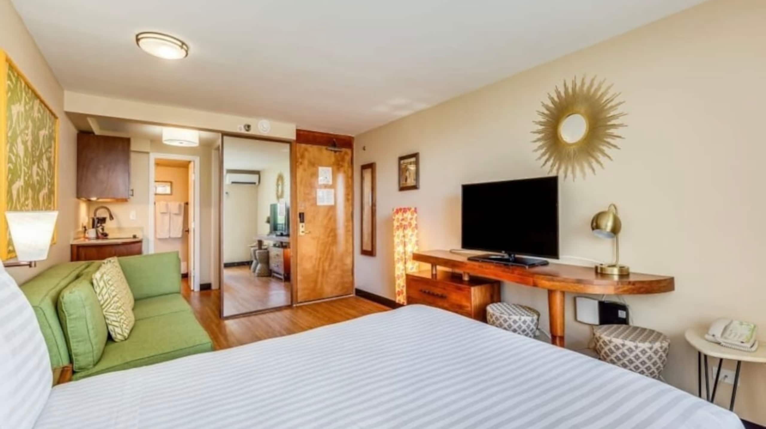 Condo in Honolulu · ★4.5 · Studio · 2 beds · 1 private bath - Image 29