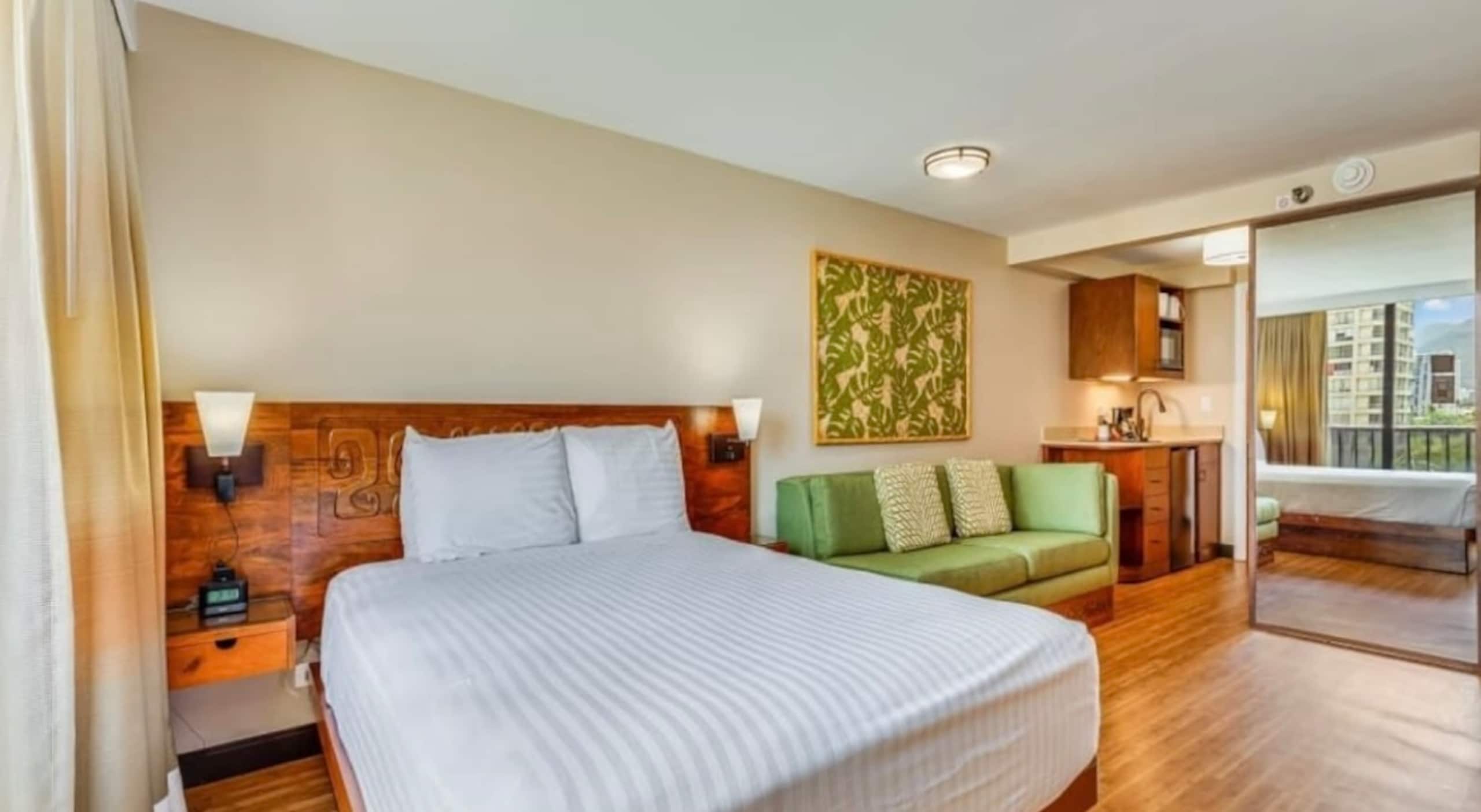 Condo in Honolulu · ★4.5 · Studio · 2 beds · 1 private bath - Image 26