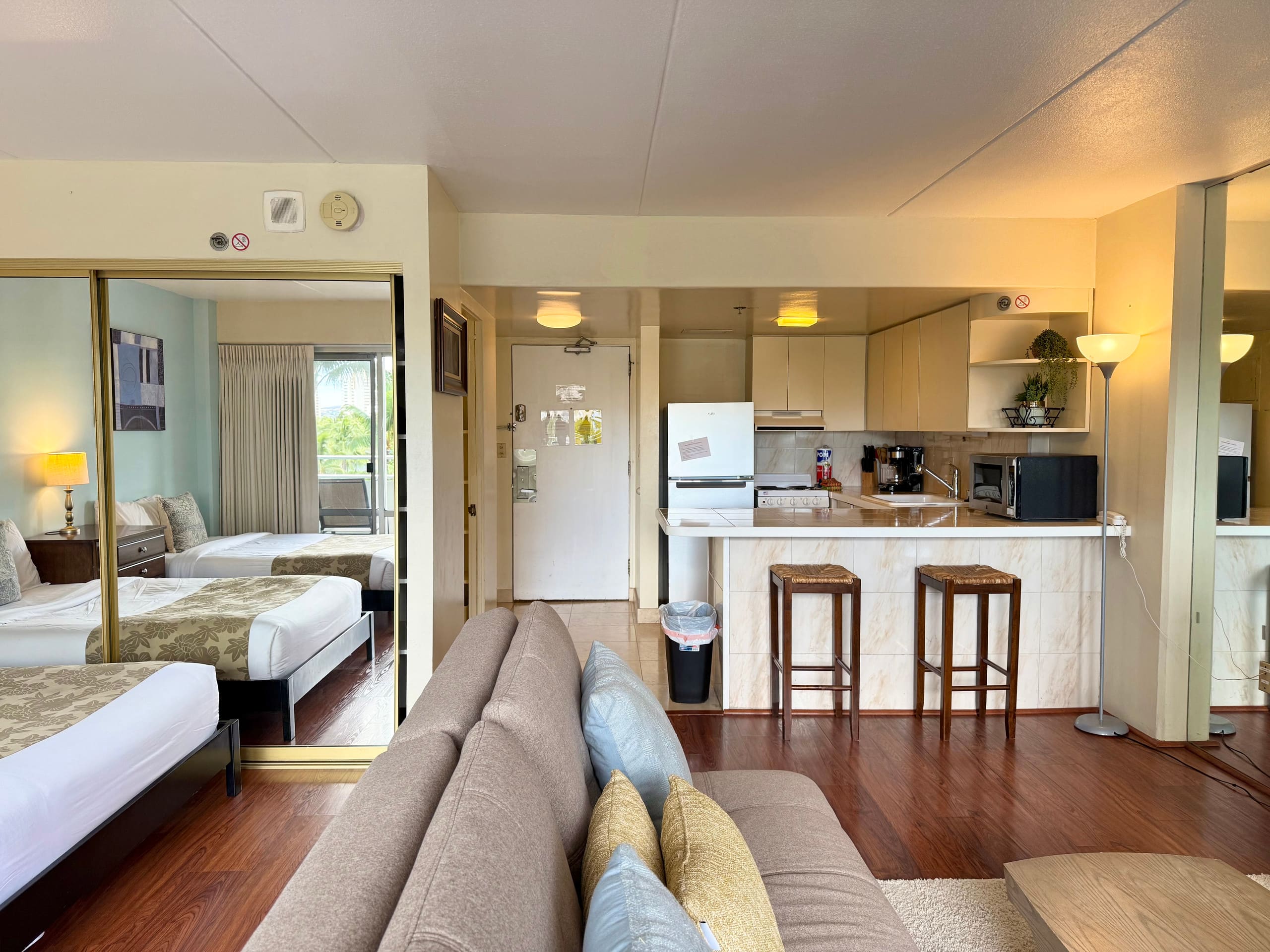 Large Studio with Full Kitchen at Ilikai Hotel - Image 5
