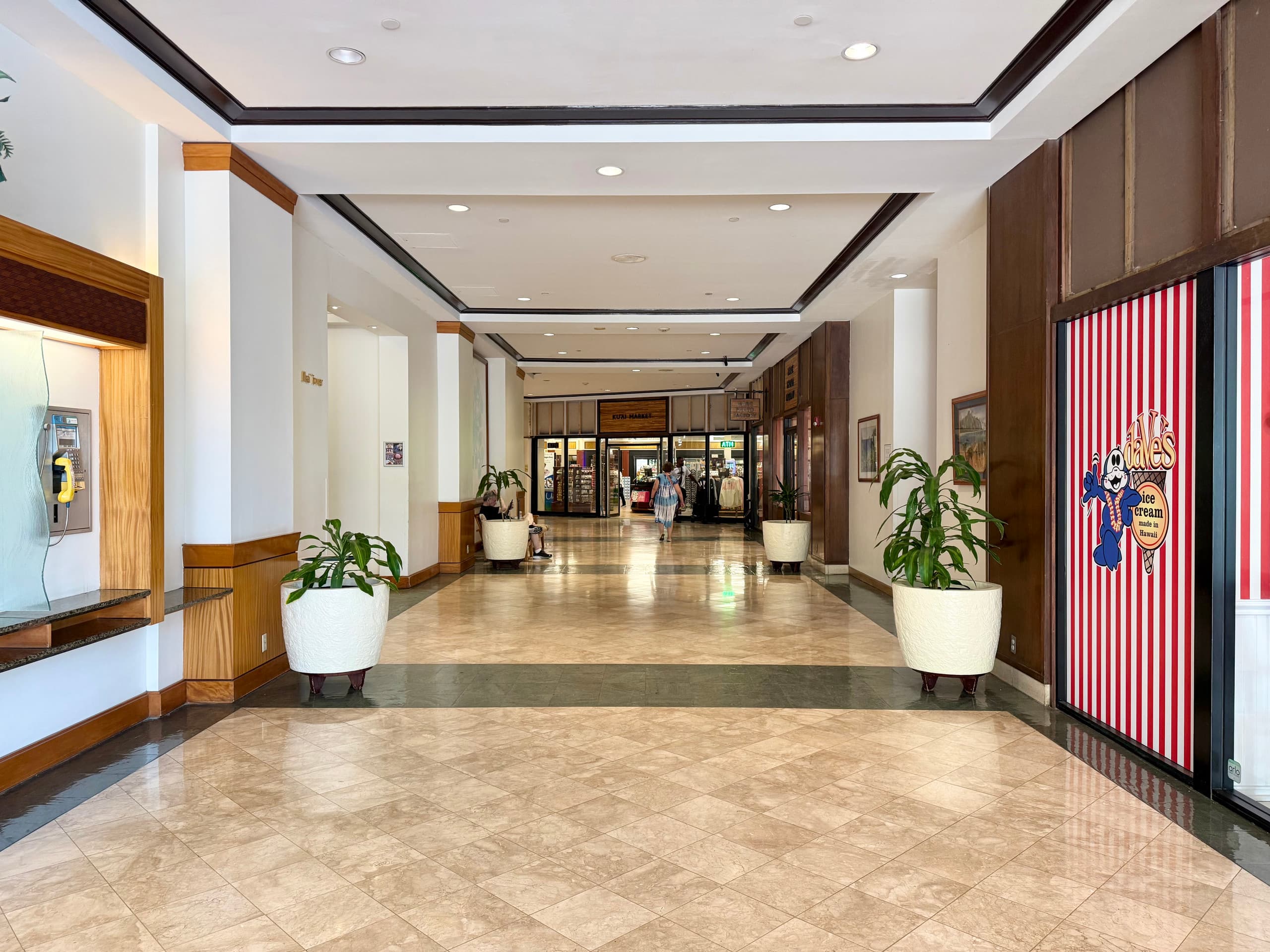 Large Studio with Full Kitchen at Ilikai Hotel - Image 19