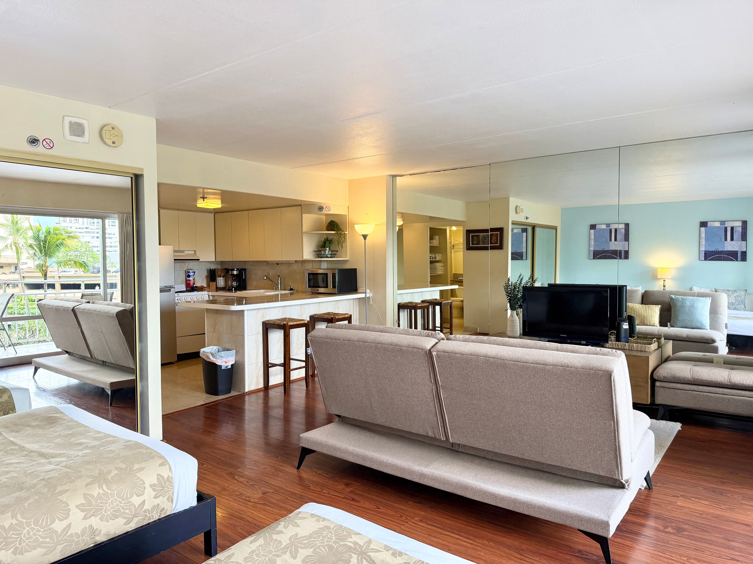 Large Studio with Full Kitchen at Ilikai Hotel - Image 8