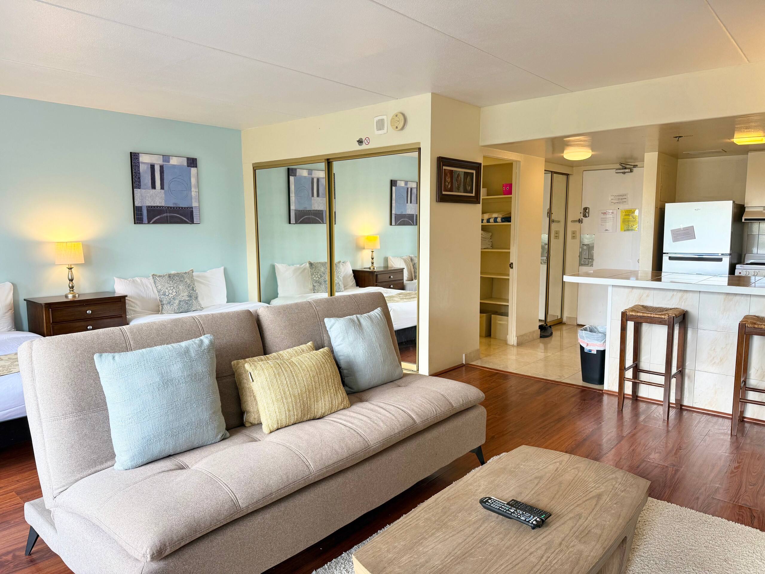 Large Studio with Full Kitchen at Ilikai Hotel - Image 6
