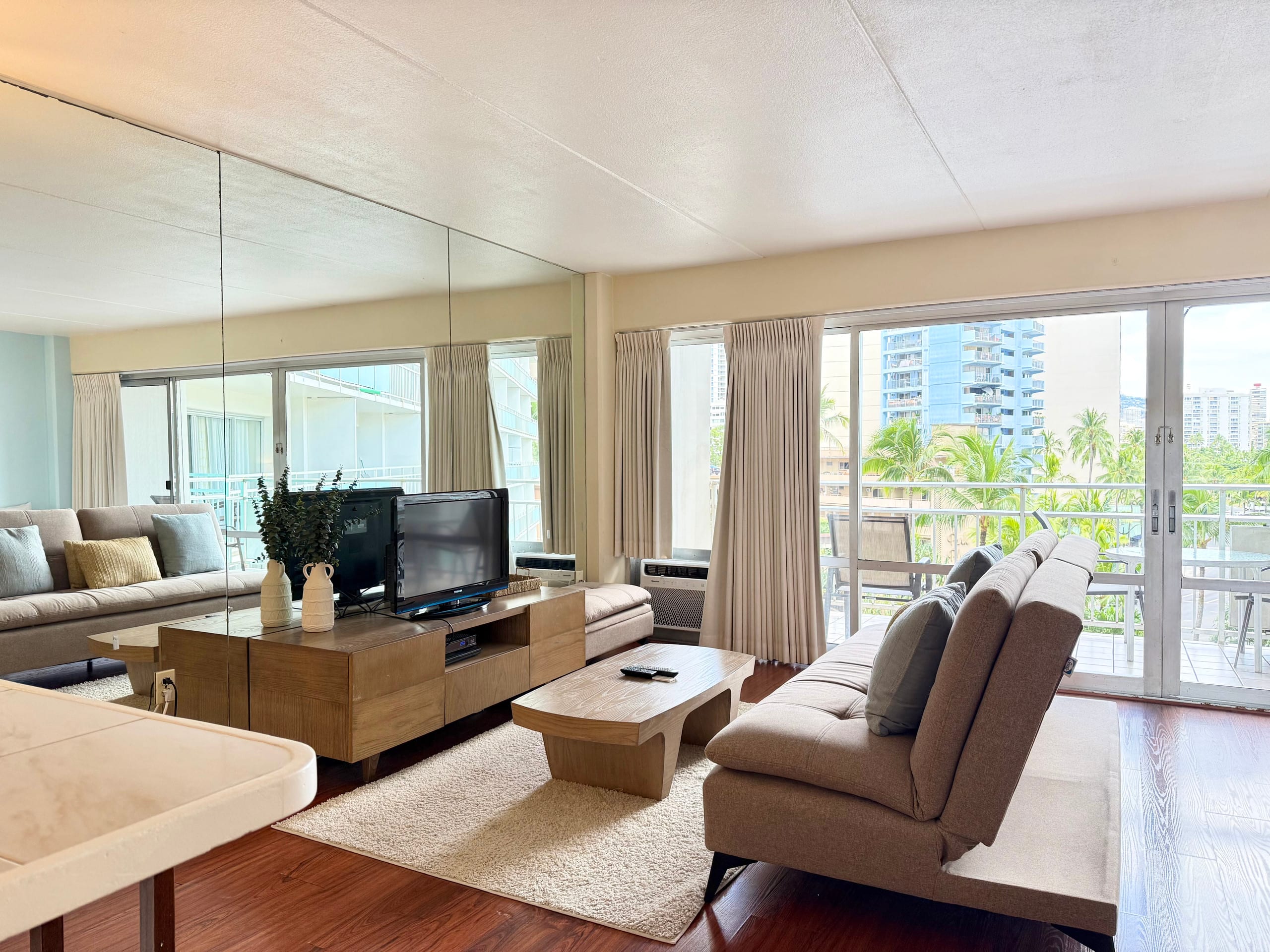 Large Studio with Full Kitchen at Ilikai Hotel - Image 1