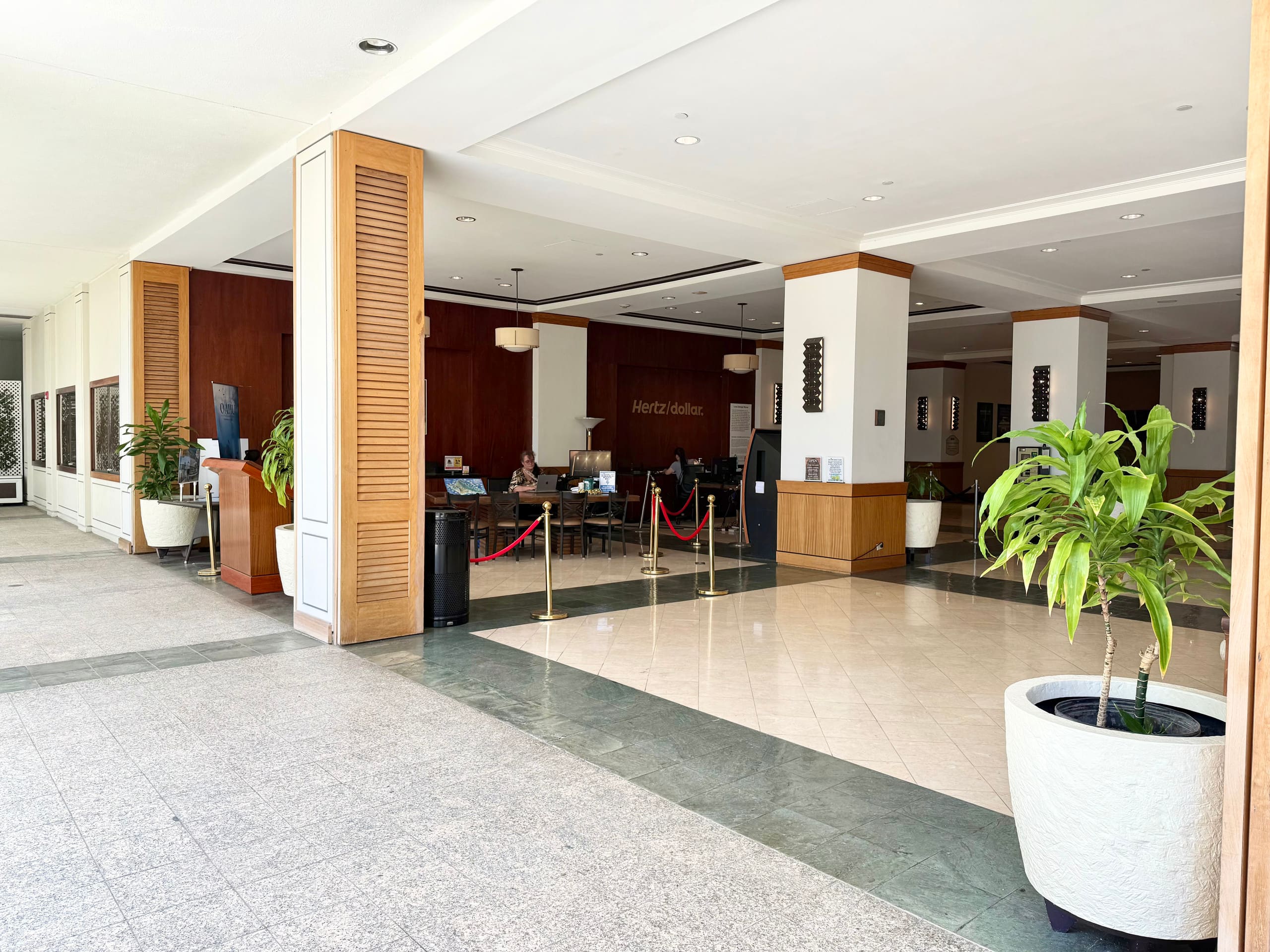 Large Studio with Full Kitchen at Ilikai Hotel - Image 18