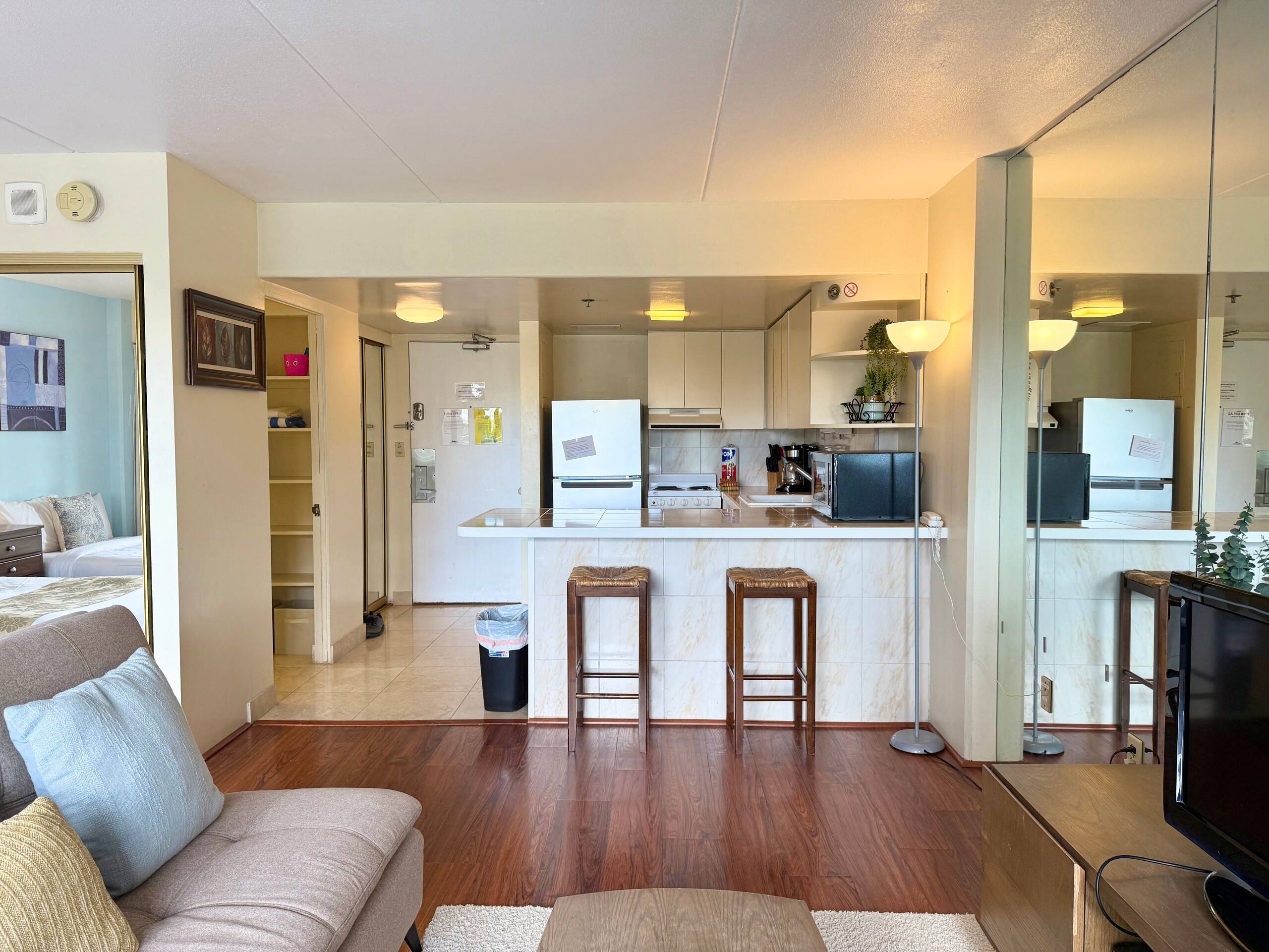 Large Studio with Full Kitchen at Ilikai Hotel - Image 9