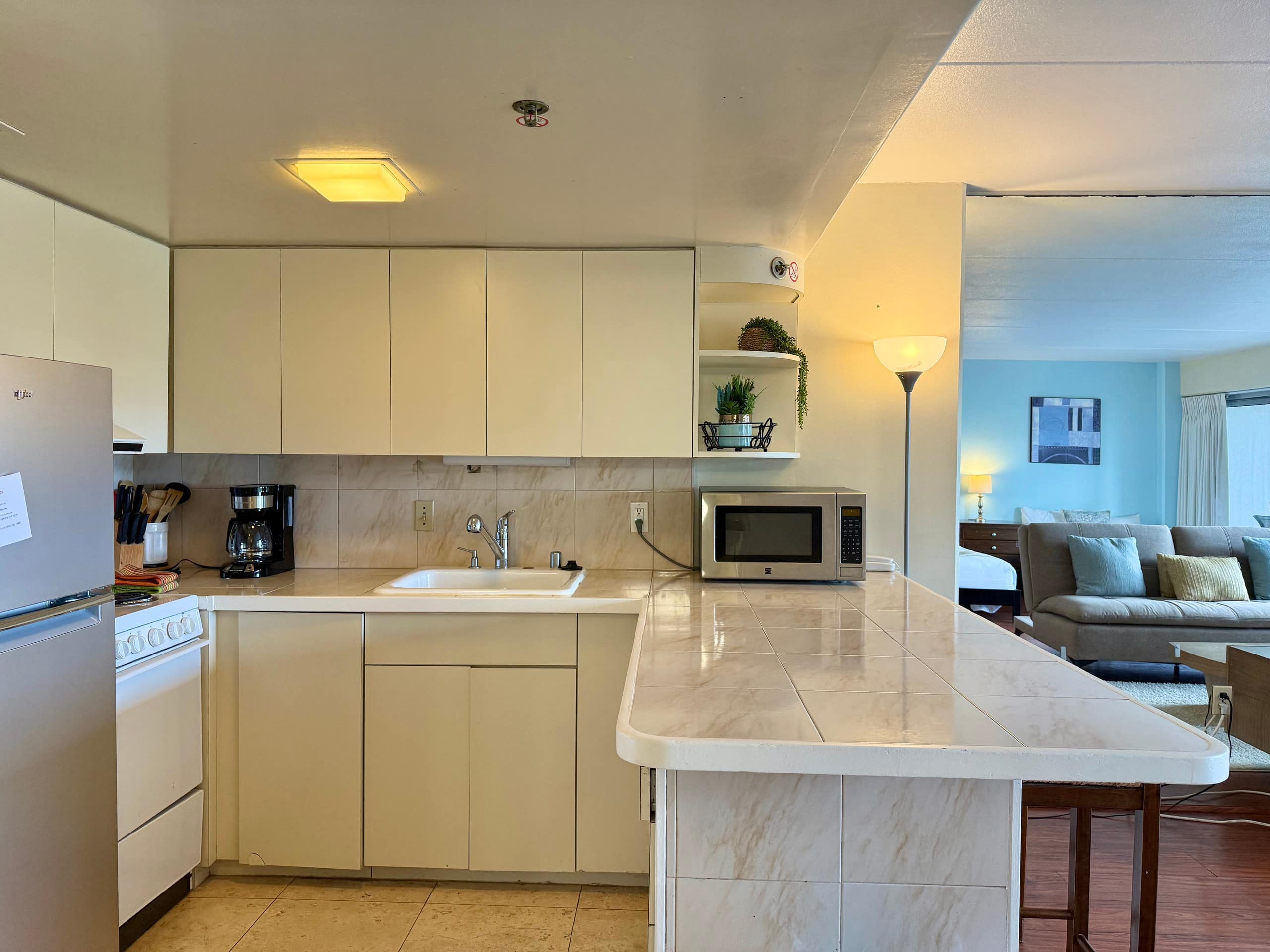 Large Studio with Full Kitchen at Ilikai Hotel - Image 2