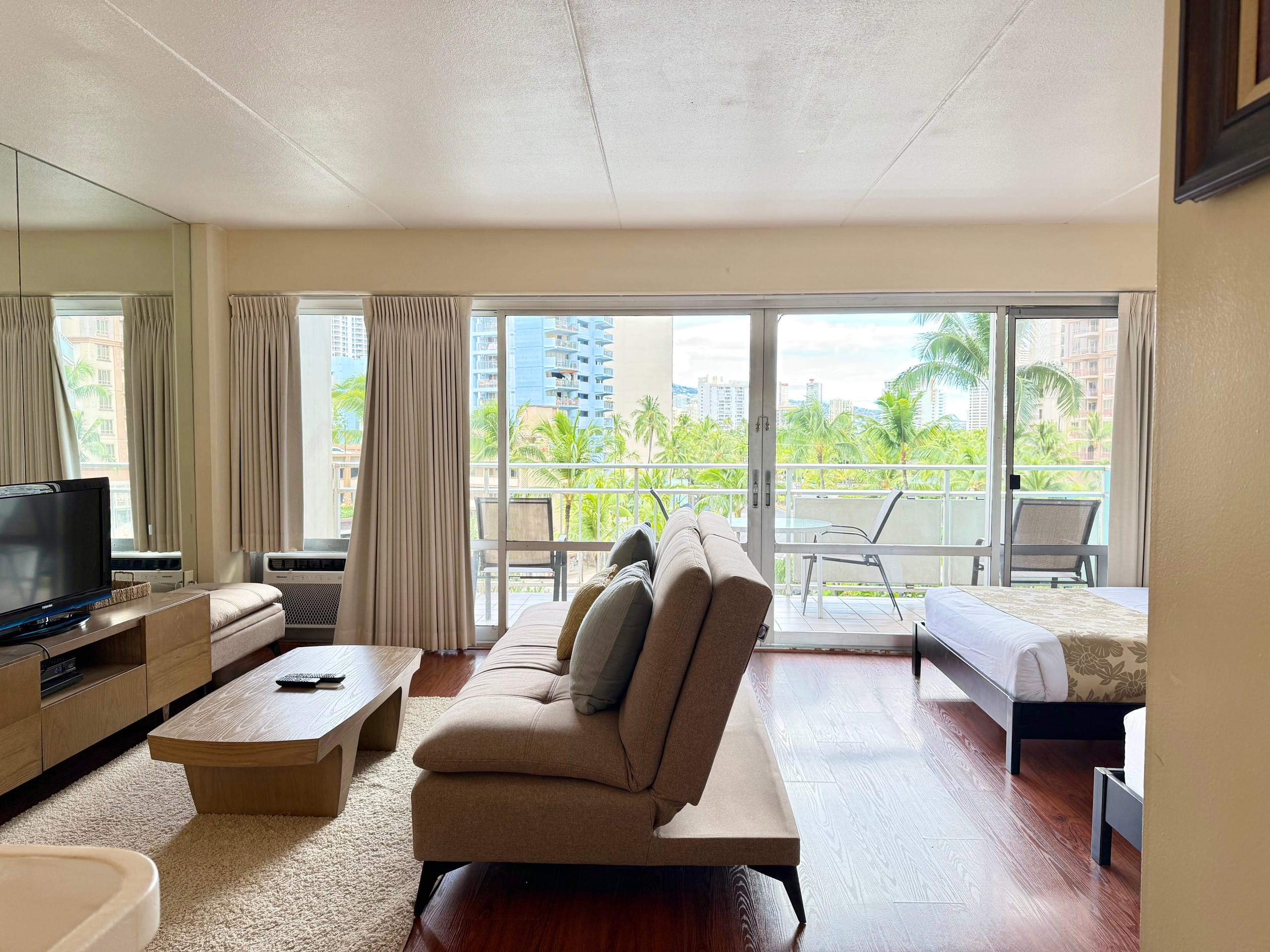Large Studio with Full Kitchen at Ilikai Hotel - Image 7