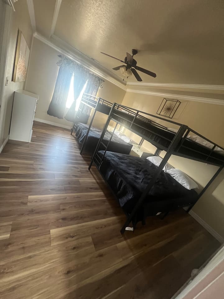 საძინებელი 3 ორსართულიანი საწოლით (152×203 სმ).