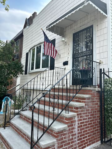 Astoria/LIC Private Home located near train