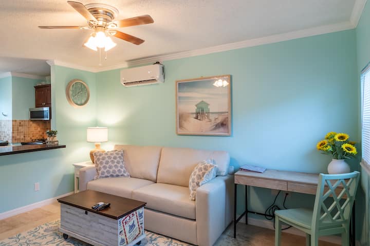 Coastal Cottage With Its Own Backyard & Parking - West Palm Beach, FL