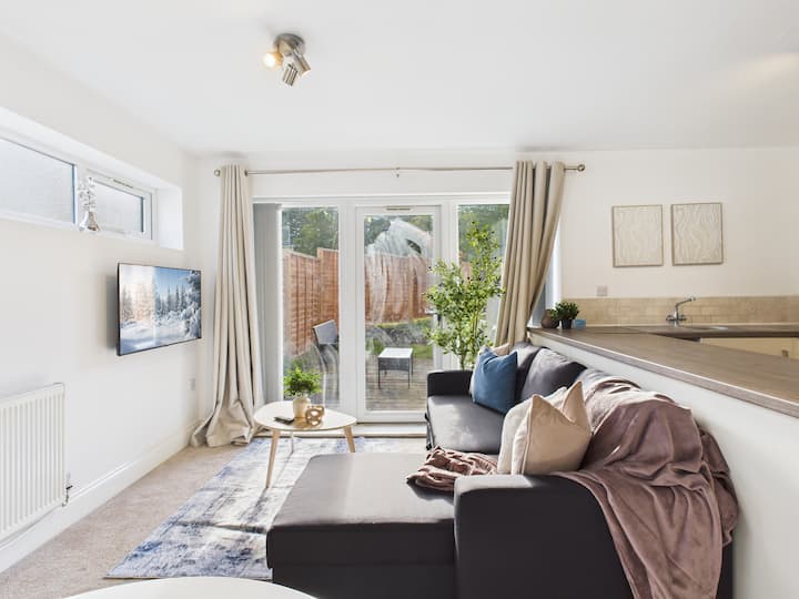 No.1 Saxon Way | Parking | Gym | Pool & Spa - Bromsgrove