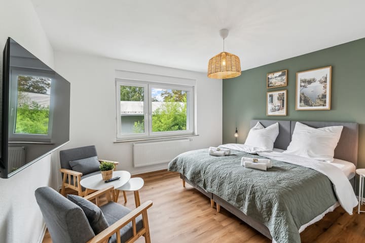 Stylish 6-bed apartment with balcony & parking