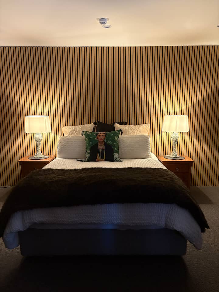 Ten en cuenta que cuando reservas para dos personas, esto es solo para una habitación. Si viajas con un amigo y quieres ambas habitaciones, agrega otro huésped a tu reservación para asegurar nuestra otra habitación encantadora.