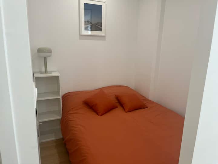 habitación del apartamento de la derecha