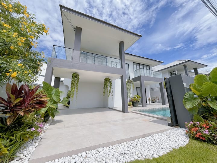 泰国芭提雅别墅酒店预订/海滩附近带泳池大别墅/5室3厅6卫现代轻奢风别墅/团建别墅/家庭别墅 - Pattaya