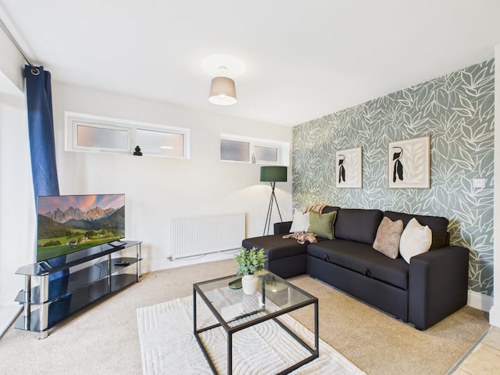 Worcester Retreat | Modern | Parking | Pool & Spa - Bromsgrove