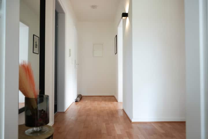 Се гледа ходникот, што јасно покажува дека првата спална соба е спроти влезот на куќата. (1-ва спална соба на десната страна).