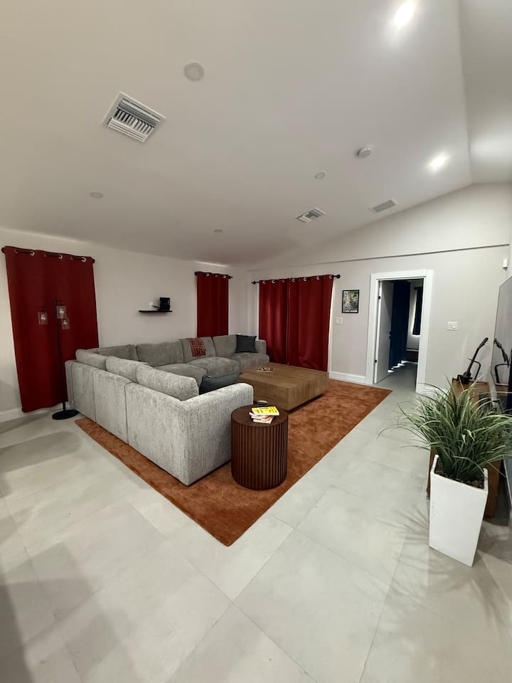 Modern Design Stay • Cozy Comforts & Room For All - West Palm Beach, FL