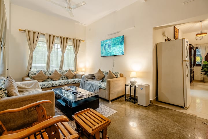 Swan: Cozynest Room W/ Kingbed, 4k Tv | Saket - Delhi