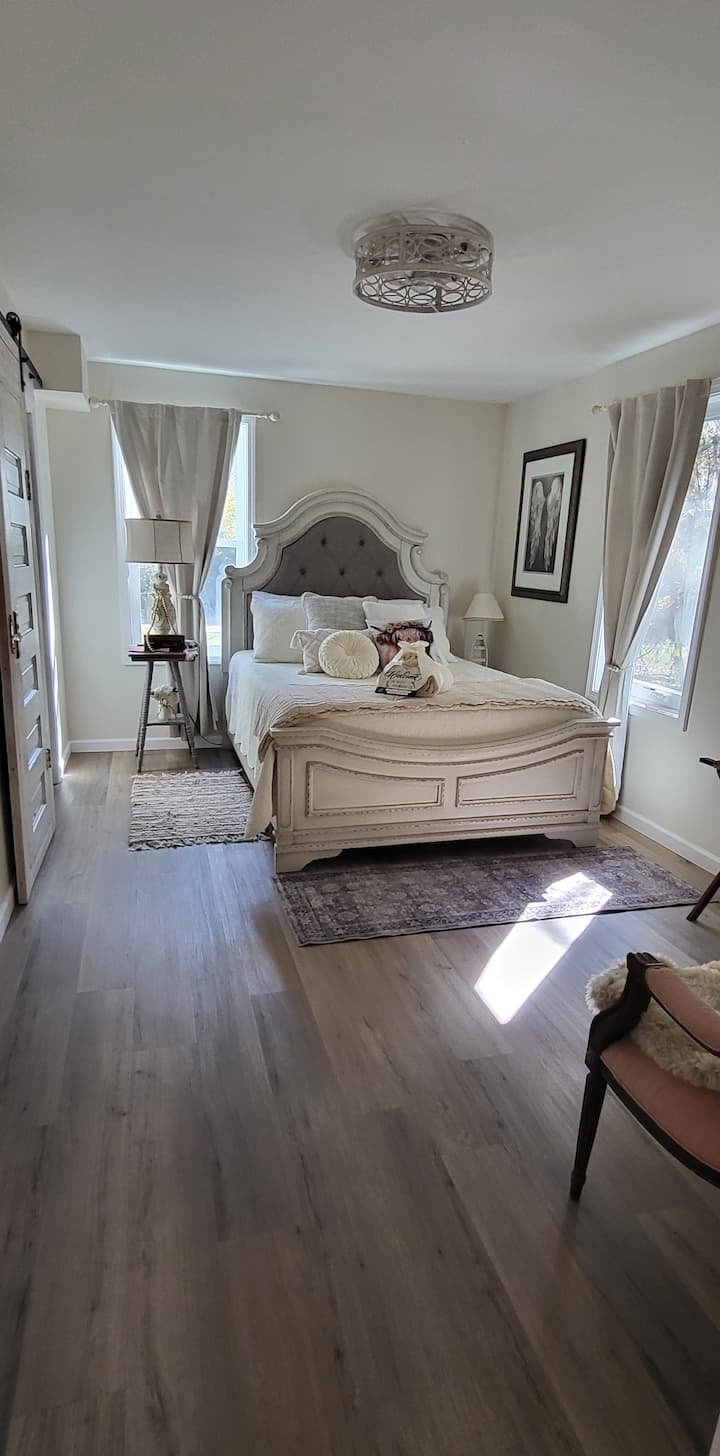 La chambre 2 (aussi appelée la chambre blanche) est équipée d'un grand lit avec un nouveau matelas hybride de 14 po, de rideaux occultants, de tables de chevet, d'une commode, d'un ventilateur de plafond, d'un porte-bagages, d'une chaise et d'une demi-salle de bain attenante.