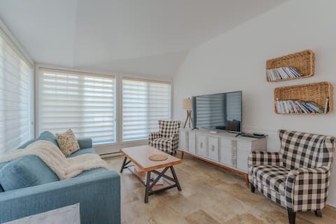 Successful Airbnb property: Waterfront, spa, fireplace, St. Lawrence River in Maskinongé