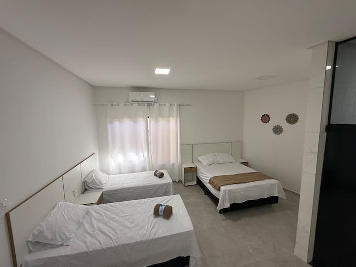La habitación 01 está en la planta baja de la casa con acceso para sillas de ruedas y personas mayores, y consta de 1 cama doble y dos camas individuales, baño con accesibilidad y aseo e inodoro