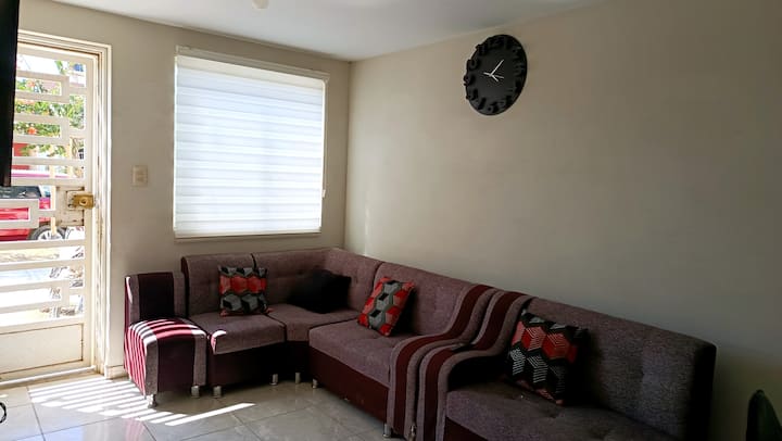 Casa Familiar De 2 Pisos, En Urbanización Cerrada - Lambayeque