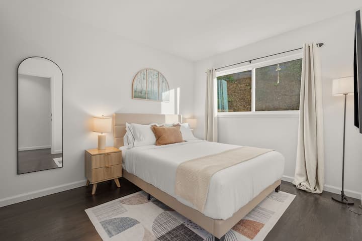 Opustite se u ovoj udobnoj i mirnoj sobi koja ima udoban bračni krevet i umirujuće uređenje.