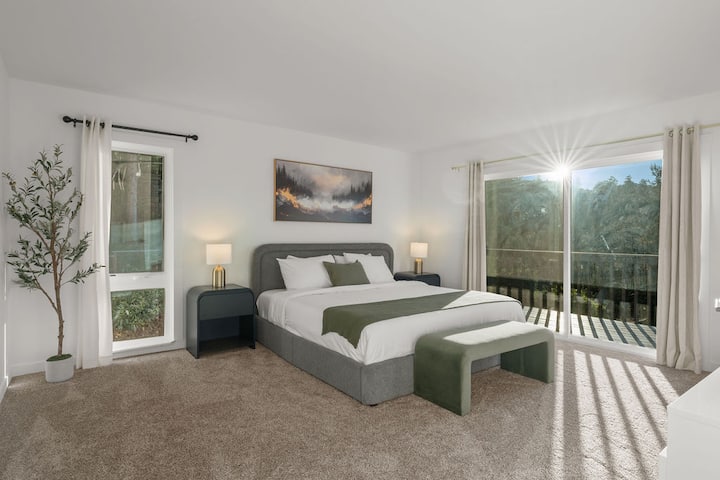 Opustite se u mirnoj glavnoj spavaćoj sobi s mekanim bračnim krevetom, udobnom klupom i prirodnim svjetlom.