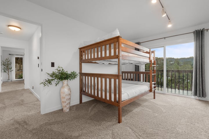 U trećoj spavaćoj sobi, koja je uređena jednostavnim elementima, nalaze se udobni kreveti, pa će mlađi gosti ili grupe gostiju imati čist i udoban smještaj.