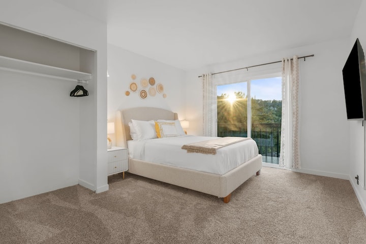 Ova prozračna druga spavaća soba ima udoban bračni krevet i puno prirodnog svjetla, savršena za mirne noći.