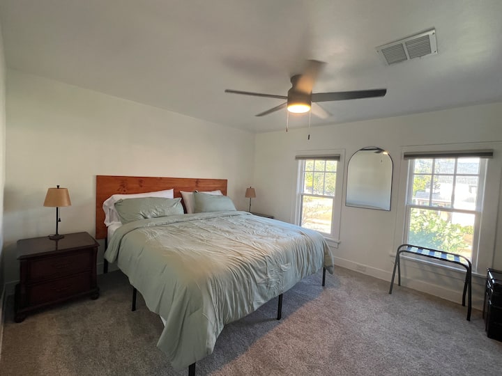 楼上最大的卧室。