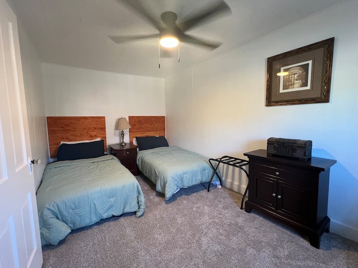 楼上-最小的房间，配备2张单人床