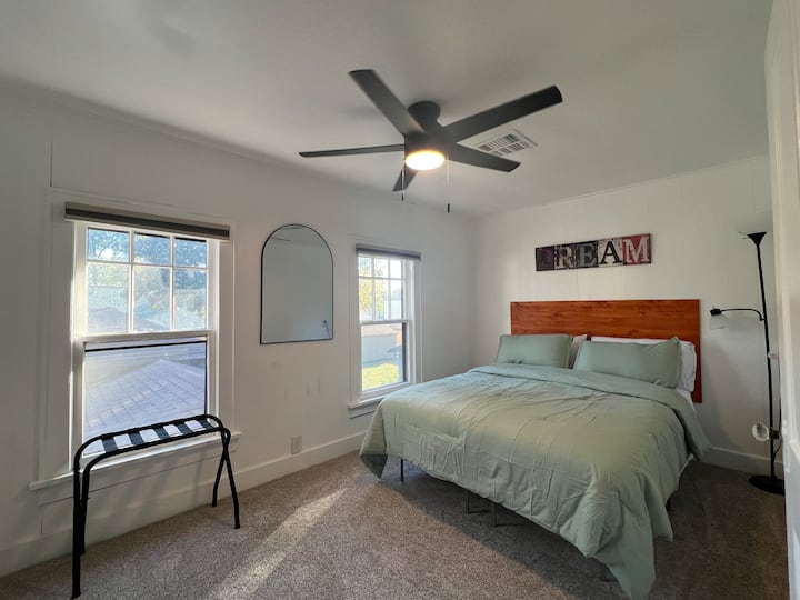 楼上-中等大小的房间，俯瞰车库、车道和部分后院。