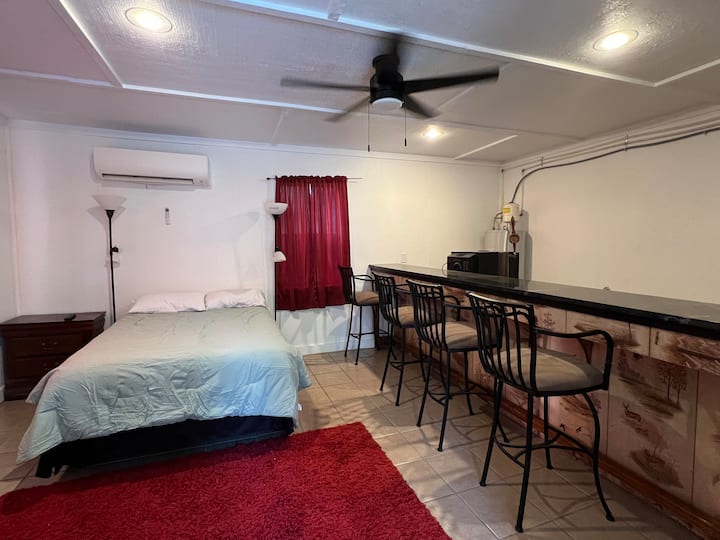 这间客房位于泳池别墅内。