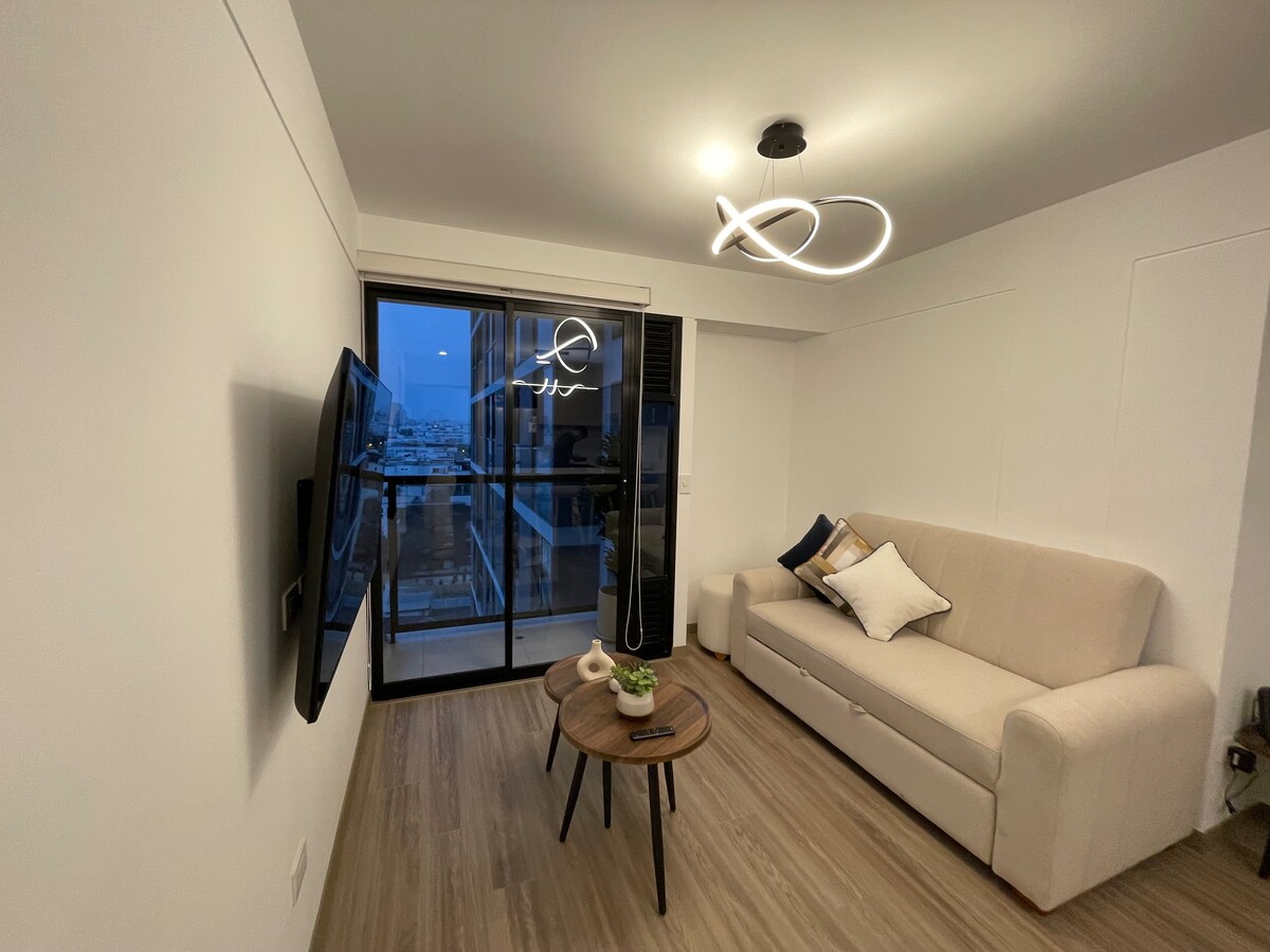 Pri vstupe objavíte svetlú obývaciu izbu vybavenú rozkladacou pohovkou ideálnou pre ďalších hostí a 55-palcovou inteligentnou TV s prístupom k televízii Movistar a Disney.