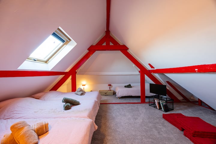 Gran dormitorio con acceso por una escalera empinada, accesible solo para mayores de 14 años por razones de seguridad. Espacio T, libros y cajas de almacenamiento. Persiana opaca. Ropa de cama y alfombra nuevas.